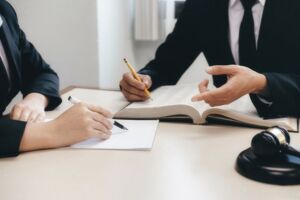 مشورت با وکیل بهتر است یا مشاور حقوقی؟